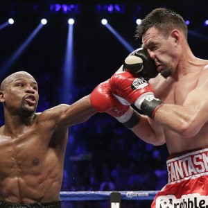 开云下载-意大利举重选手在女子比赛中获得银牌，意大利举重帅哥